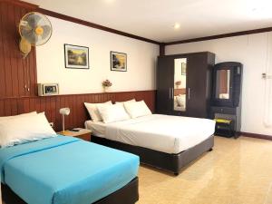 Postel nebo postele na pokoji v ubytování Rabbit Mansion Patong Hotel + 37 fotografií