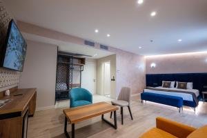 a hotel room with a bed and a desk at Hotel Dior in Krujë