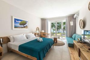 Телевизор и/или развлекательный центр в Cotton Bay Resort & Spa
