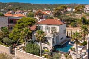 een luchtfoto van een huis met een zwembad bij Villa L'orizzonte in Slatine