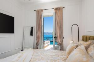 een slaapkamer met een bed met uitzicht op de oceaan bij Villa L'orizzonte in Slatine +83 foto's
