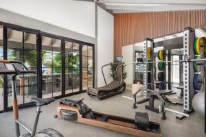 een fitnessruimte met cardio-apparatuur in een kamer met ramen bij Villa L'orizzonte in Slatine