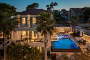 een luchtfoto van een huis met een zwembad bij Villa L'orizzonte in Slatine