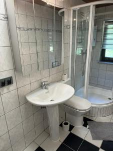 Et badeværelse på Großes Haus & Garten Saarland + 27 billeder