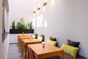 Rokah Luxury Villa at Ramat HaHayal的休息区