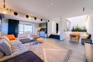 Rokah Luxury Villa at Ramat HaHayal的休息区