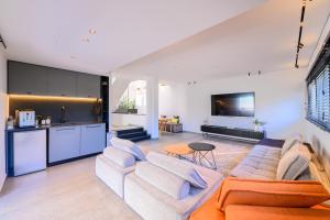 Rokah Luxury Villa at Ramat HaHayal的休息区