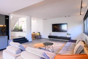 Rokah Luxury Villa at Ramat HaHayal的休息区