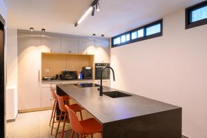 Rokah Luxury Villa at Ramat HaHayal的厨房或小厨房