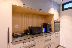 Rokah Luxury Villa at Ramat HaHayal的厨房或小厨房