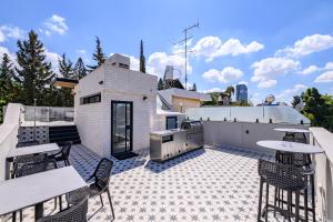 Rokah Luxury Villa at Ramat HaHayal的阳台或露台
