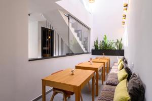 Rokah Luxury Villa at Ramat HaHayal的休息区