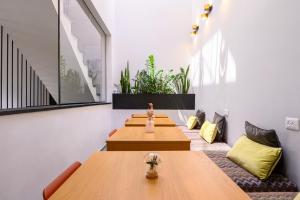 Rokah Luxury Villa at Ramat HaHayal的休息区