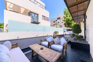 Rokah Luxury Villa at Ramat HaHayal的休息区