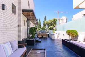 Rokah Luxury Villa at Ramat HaHayal的阳台或露台