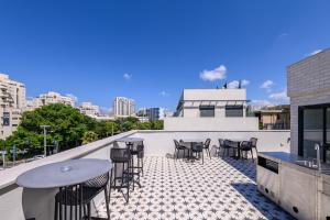 Rokah Luxury Villa at Ramat HaHayal的阳台或露台