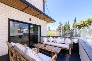Rokah Luxury Villa at Ramat HaHayal的阳台或露台