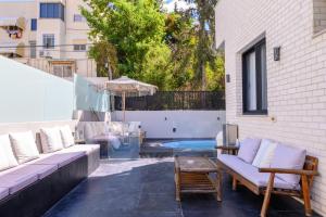 Rokah Luxury Villa at Ramat HaHayal的休息区