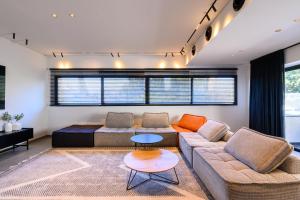Rokah Luxury Villa at Ramat HaHayal的休息区