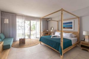 Кровать или кровати в номере Cotton Bay Resort & Spa