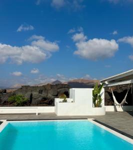 a swimming pool with a view of the mountains at Habitación de invitados Casa Lume in Tahiche