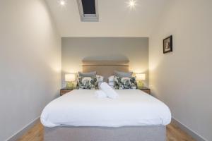 Katil atau katil-katil dalam bilik di King Deluxe Ensuite with Courtyard View - Venn