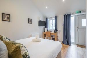 Katil atau katil-katil dalam bilik di King Deluxe Ensuite with Courtyard View - Venn