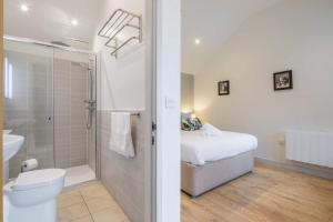 Bilik mandi di King Deluxe Ensuite with Courtyard View - Venn