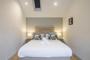 Katil atau katil-katil dalam bilik di King Deluxe Ensuite with Courtyard View - Venn