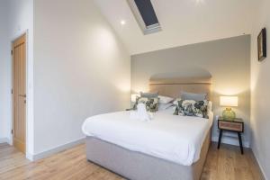 Katil atau katil-katil dalam bilik di King Deluxe Ensuite with Courtyard View - Venn