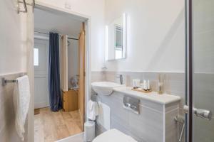 Bilik mandi di King Deluxe Ensuite with Courtyard View - Venn