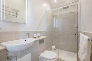 Bilik mandi di King Deluxe Ensuite with Courtyard View - Venn