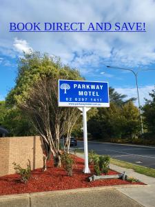 a sign for a parkway motel on the side of a road at Parkway Motel in Queanbeyan