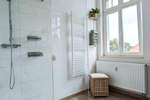 マクデブルクにあるTraumwohnung mit Dom-Blickのシャワーと窓とスツール付きのバスルーム +22枚の写真