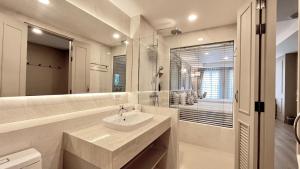 ein weißes Badezimmer mit Waschbecken und Dusche in der Unterkunft Eurana Boutique Hotel in Chiang Mai + 41 Fotos