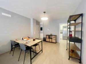 Una sala de estar con una mesa y sillas en una habitación. en Urban Beach House, en Guanarteme