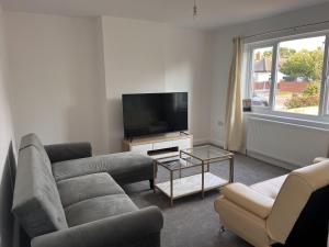Μια τηλεόραση ή/και κέντρο ψυχαγωγίας στο 3 Bed House Sleeps 6 - Free Parking -Tv & Wi-Fi