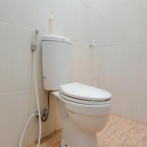 Ванная комната в RedDoorz Syariah at Hotel Dafiz Ananda Ujung Padang +26 фотографий