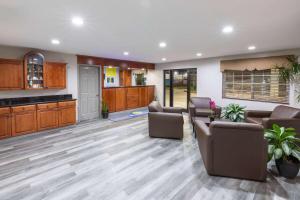 Kuchyň nebo kuchyňský kout v ubytování Days Inn by Wyndham Baytown TX