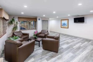 Posezení v ubytování Days Inn by Wyndham Baytown TX