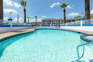 Bazén v ubytování Days Inn by Wyndham Baytown TX nebo v jeho okolí
