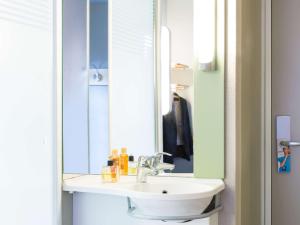 חדר רחצה ב-ibis budget Zurich Airport