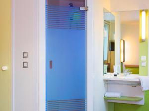 חדר רחצה ב-ibis budget Zurich Airport