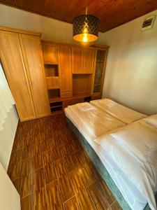 Posteľ alebo postele v izbe v ubytovaní Marcali Hát Apartman
