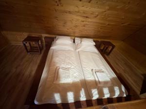 Posteľ alebo postele v izbe v ubytovaní Marcali Hát Apartman