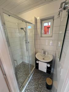 Kúpeľňa v ubytovaní Marcali Hát Apartman