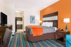 Кровать или кровати в номере Days Inn & Suites by Wyndham Katy +10 фотографий
