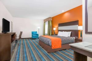 Кровать или кровати в номере Days Inn & Suites by Wyndham Katy