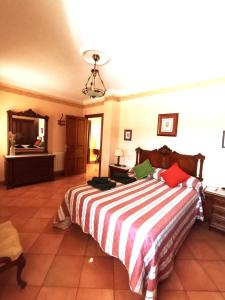 A bed or beds in a room at La Casa del Paseo