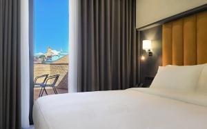 Postel nebo postele na pokoji v ubytování Griffin Hotel